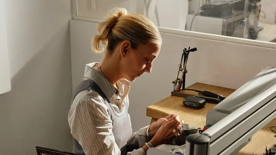 Créatrice de bijoux à son établi, qui lance sa marque